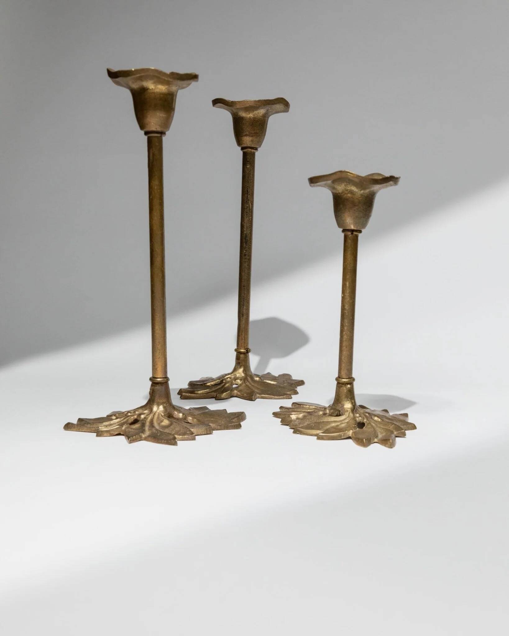 Set of 3 Doré Laiton Candle Holders – Art Nouveau Flower & Leaf Design, Italy, 1940s