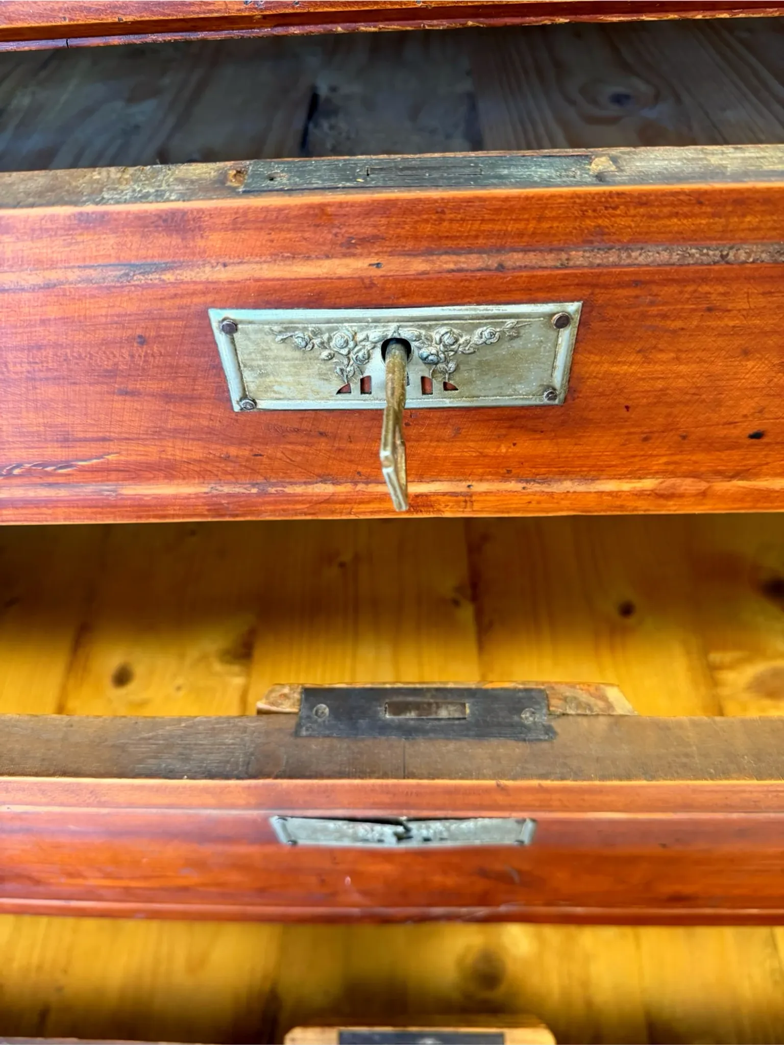 Antique Italian walnut chest of drawers dating to the late 19th centur