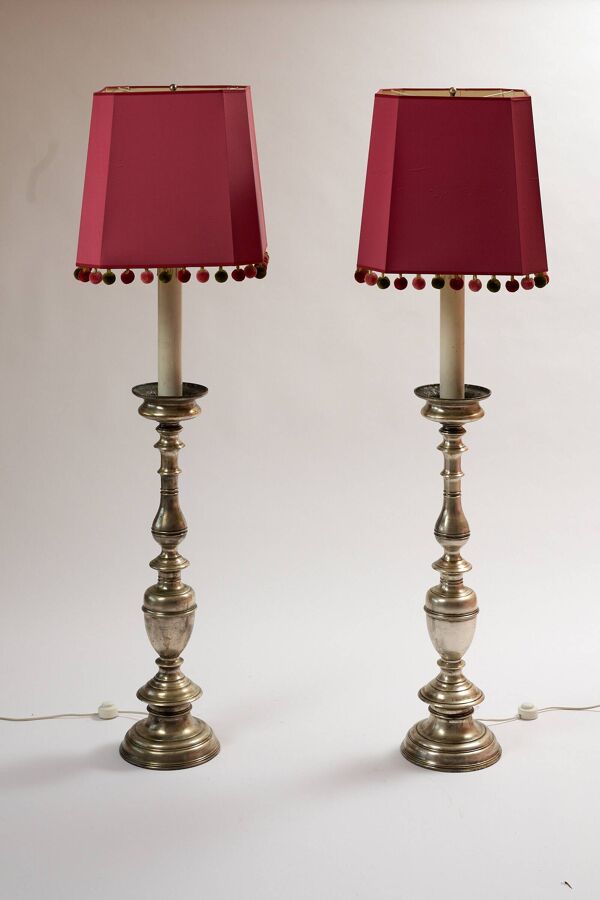 Paire de lampadaire en métal avec abat-jours de couleur rose