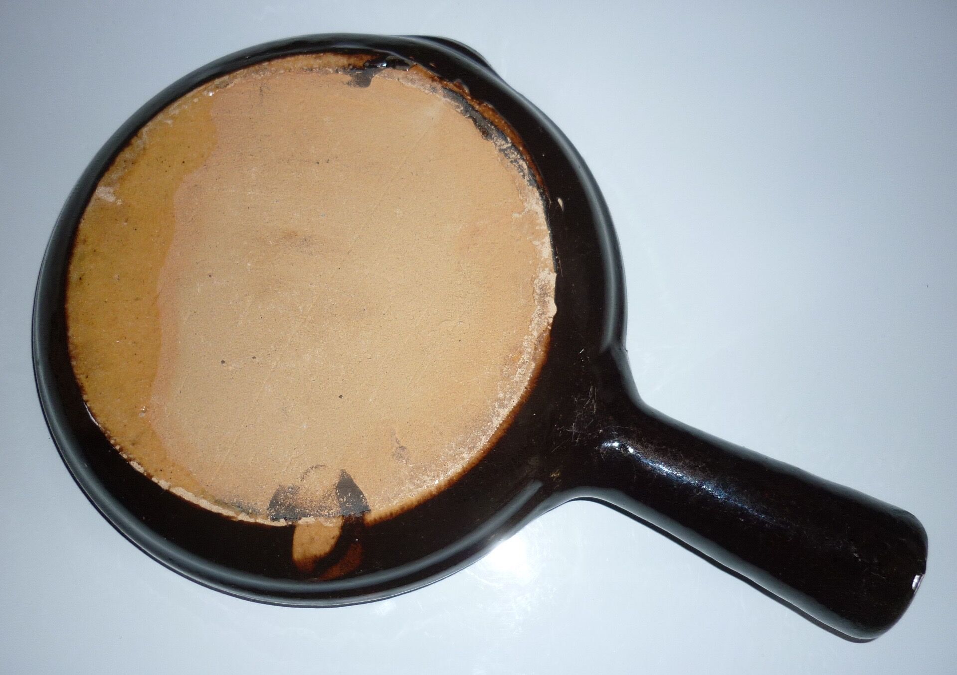 Brown ceramic pan, flower decorations