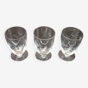 3 verres sur piédouche décor floral ciselé années 1930