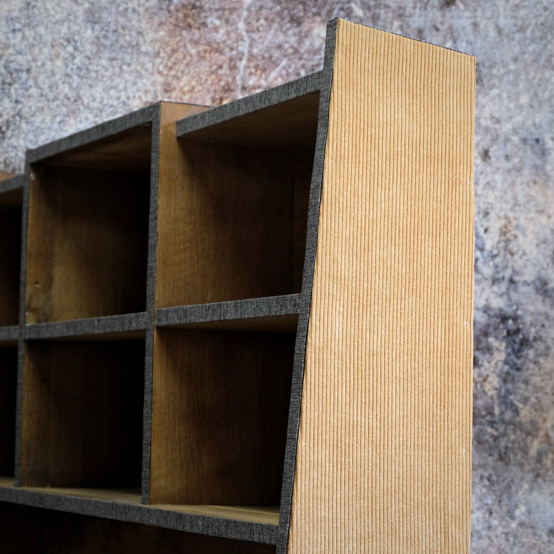 Asymmetrical shelf with lockers on feet