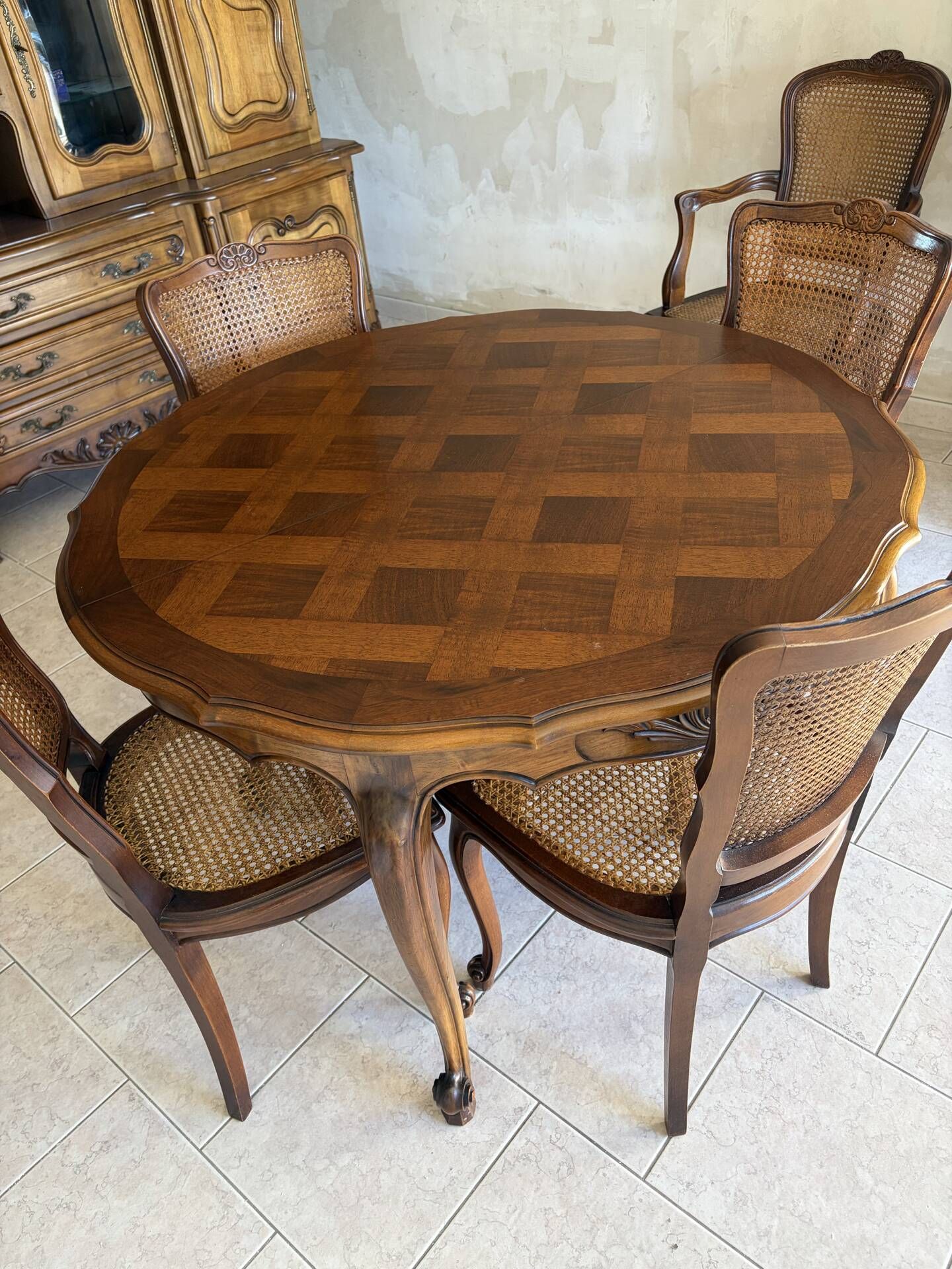 Table de salle à manger style Louis XV et 4 chaises.