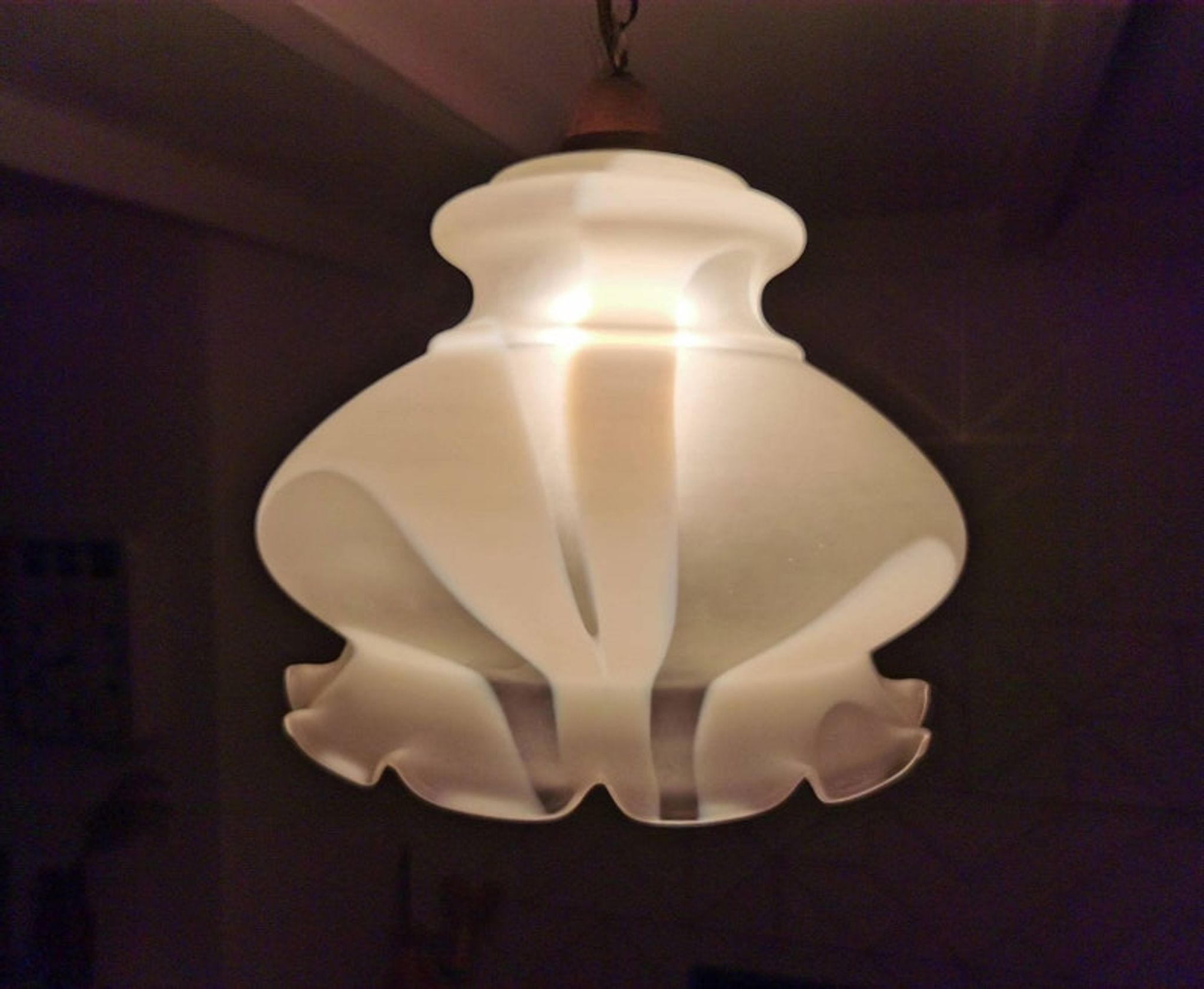 Suspension française en verre des années 1970
