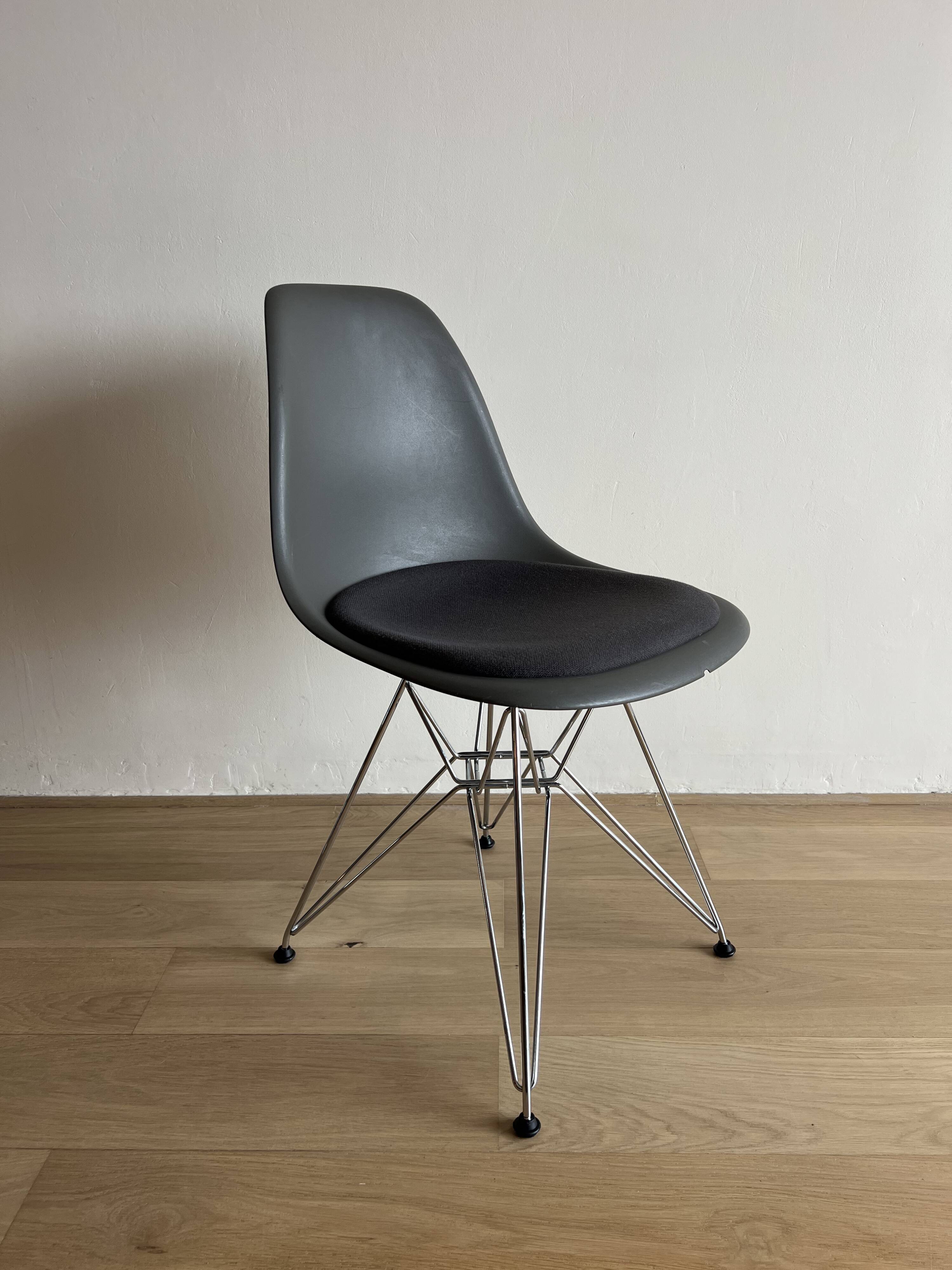 Lot of 4 original Eames DSR chairs by Vitra – with cushion.