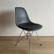 Lot of 4 original Eames DSR chairs by Vitra – with cushion