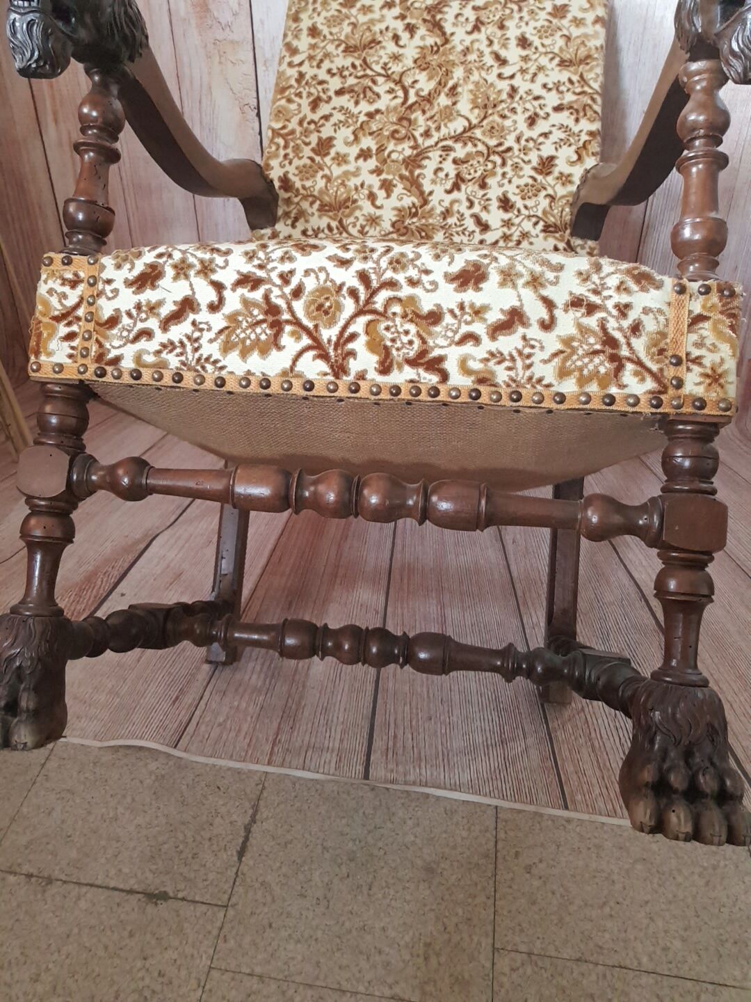 Lion-headed chair