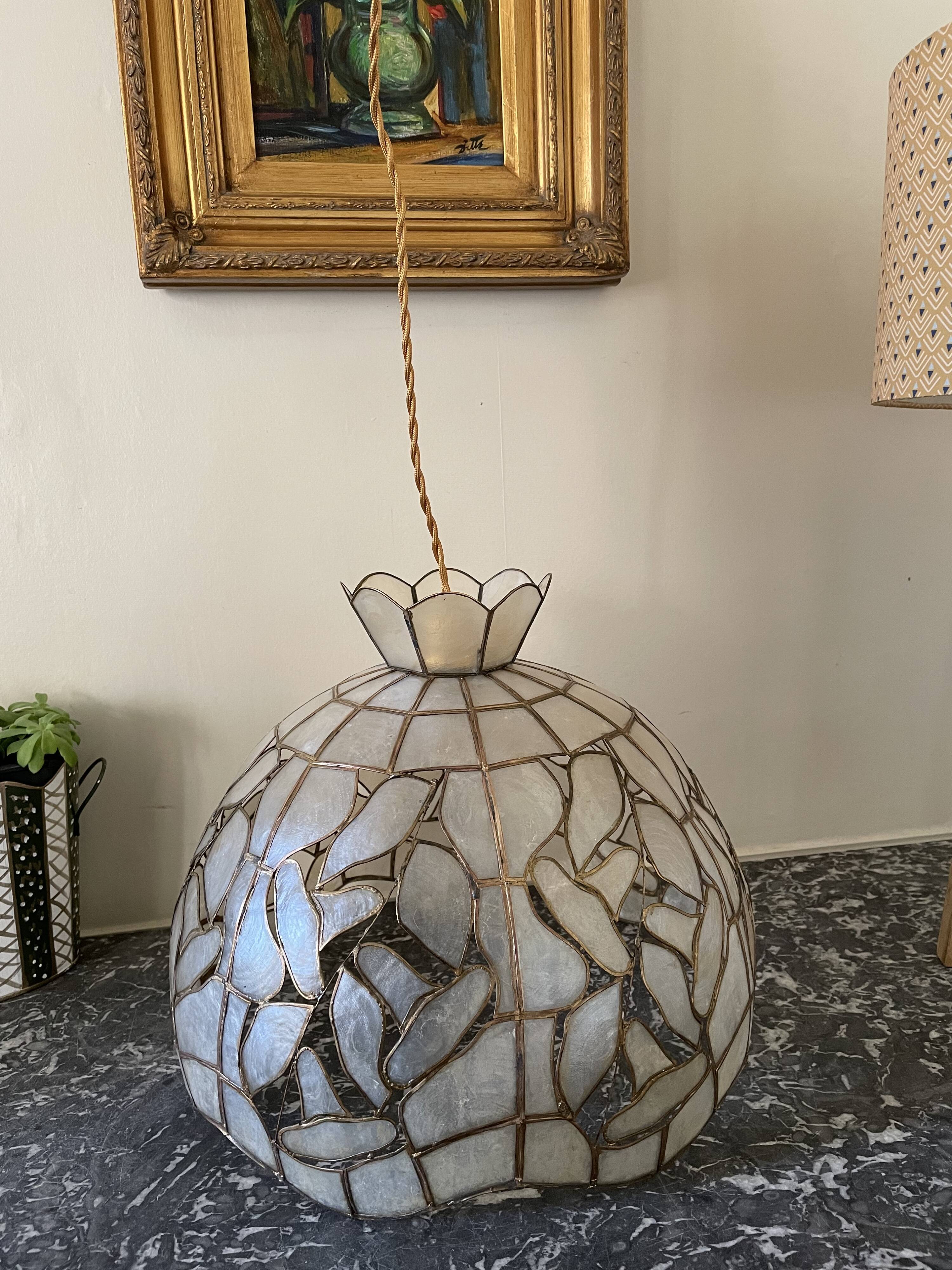 Mother-of-pearl and brass suspension