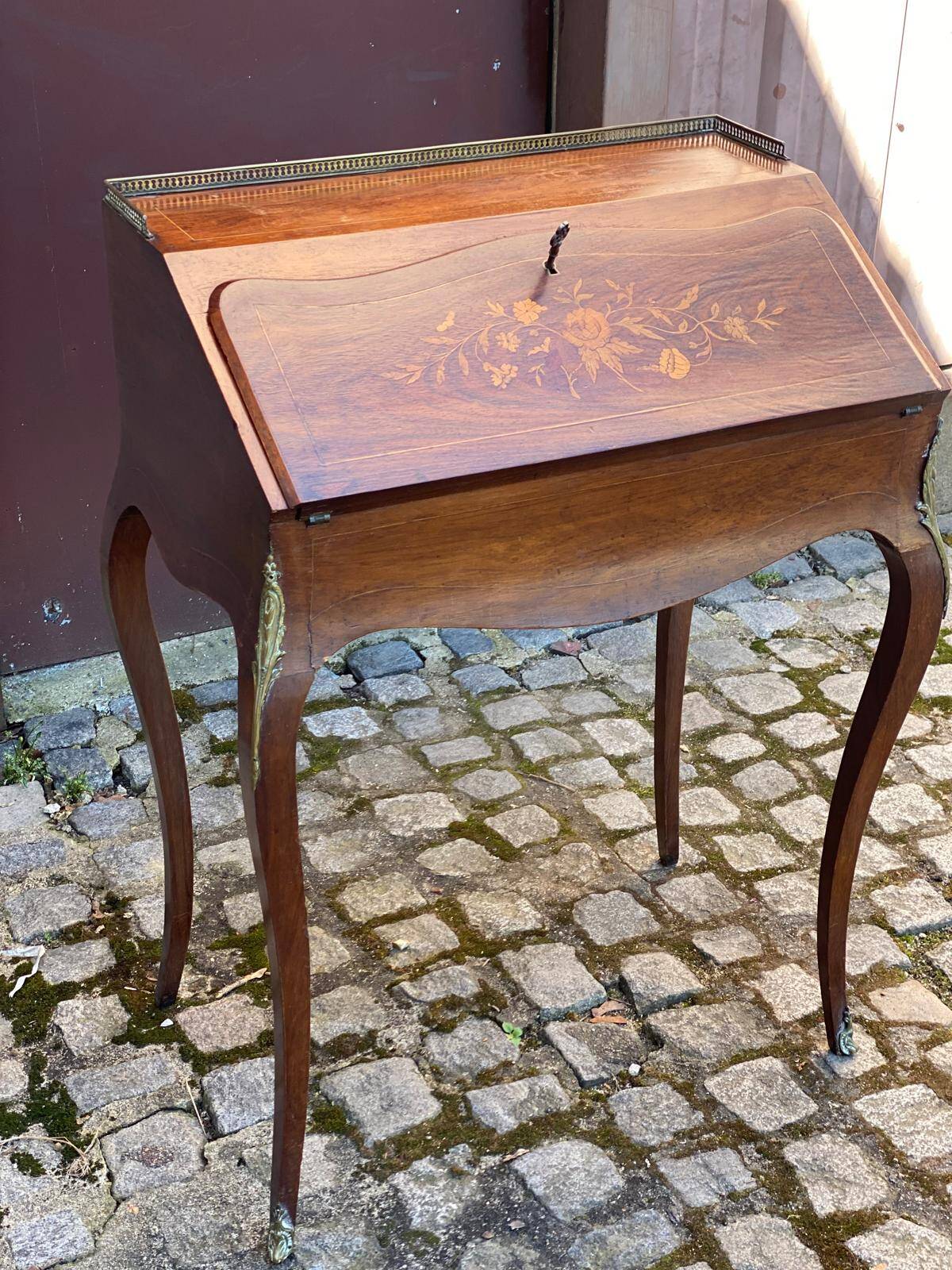 Louis XV sloping desk with gilded marquetry in Napoleon III period