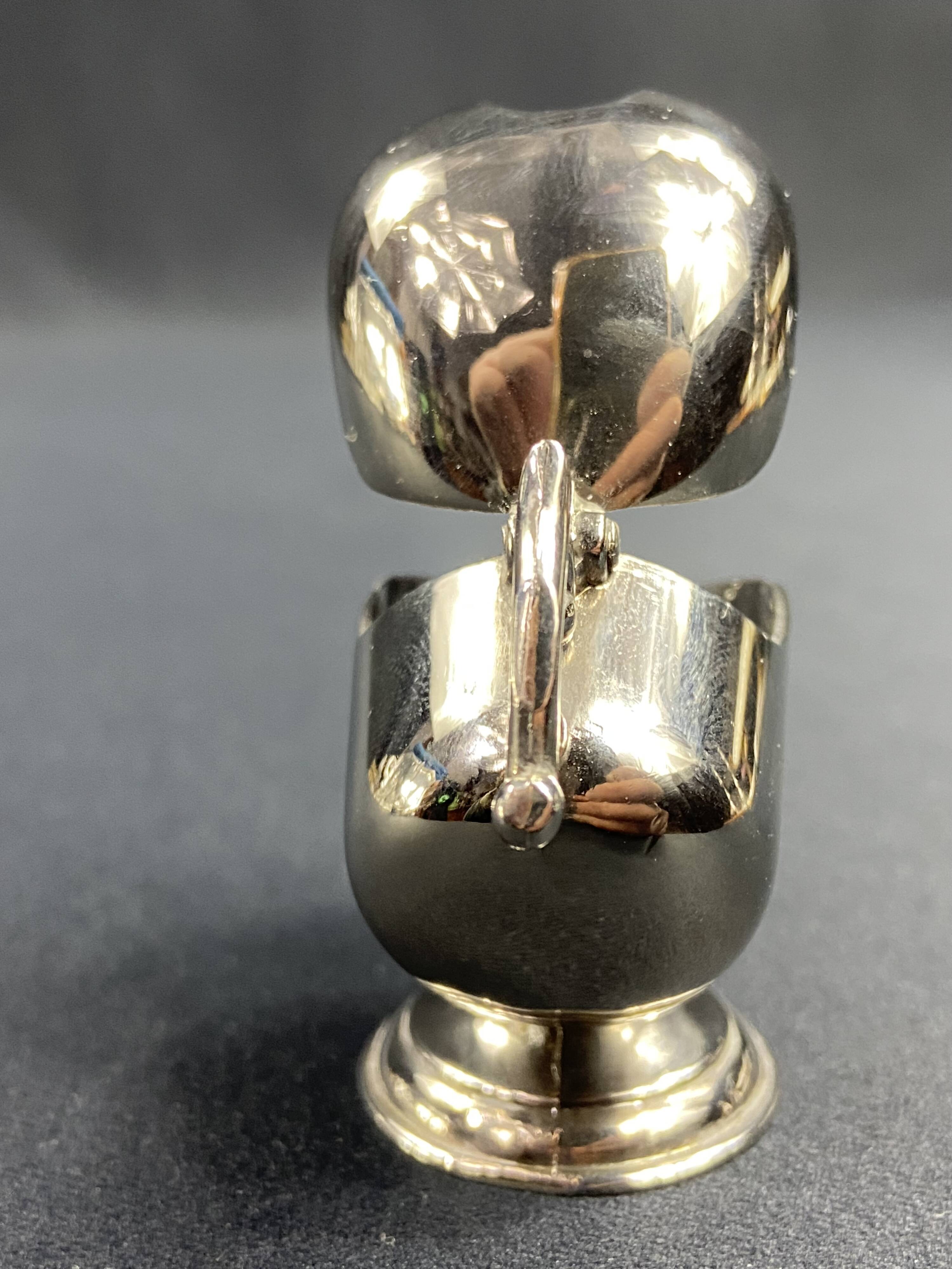 Individual ashtray with metal clasp