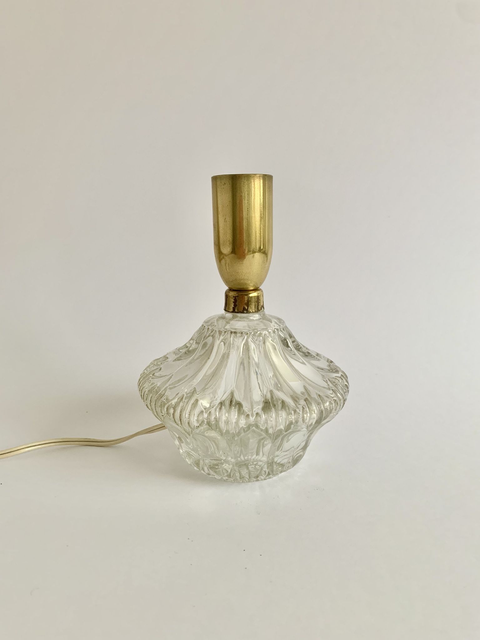 Pied de lampe en verre et laiton, années 1960