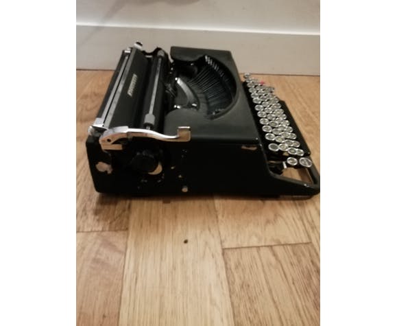 Olivetti typewriter model "Studio 42"