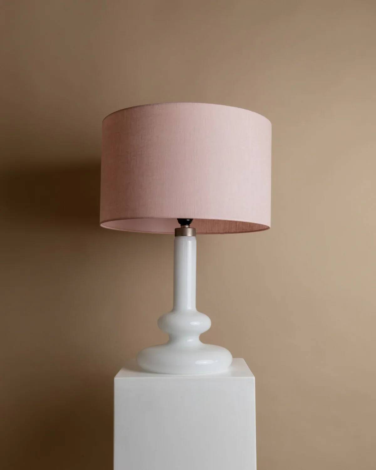 Vintage table lamp Holmegaard Plaza by Hsin-Lung Lin for Glasværk, 1970s - white glass with pink fabric shade.