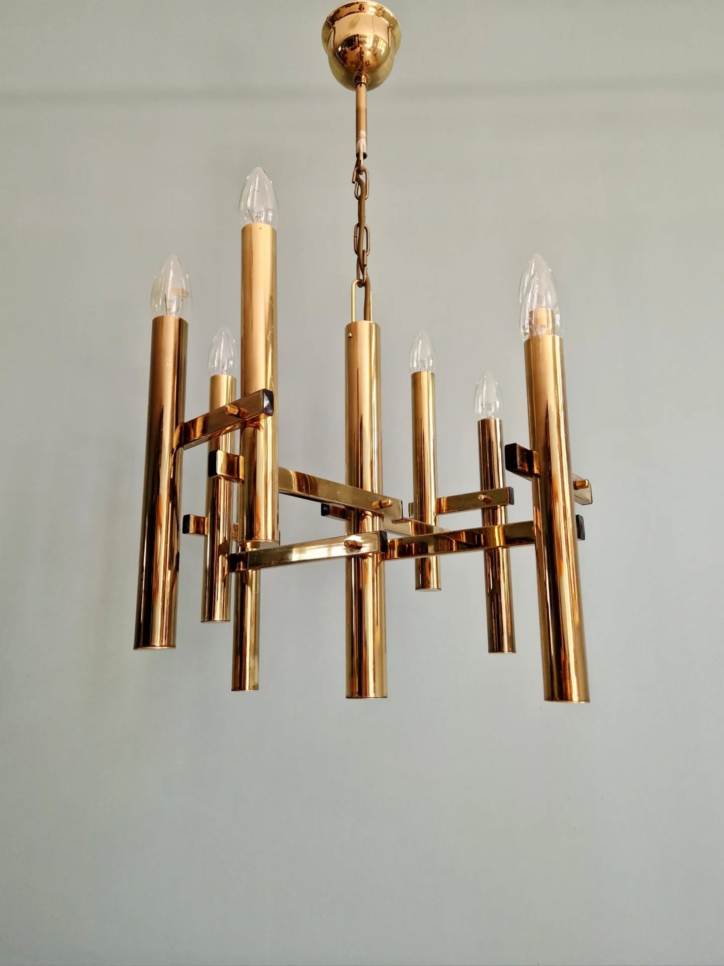 Geometric brass chandelier, Hollywood Regency, design by G. Sciolari, 1970.