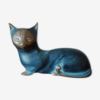 Cat lying in bronze, green patina