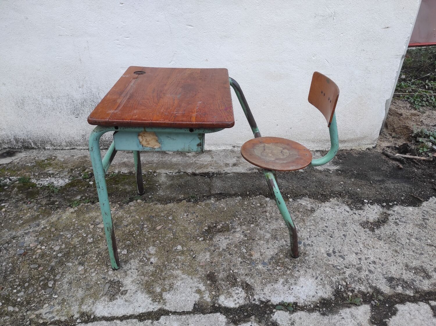 Old one-piece children's desk