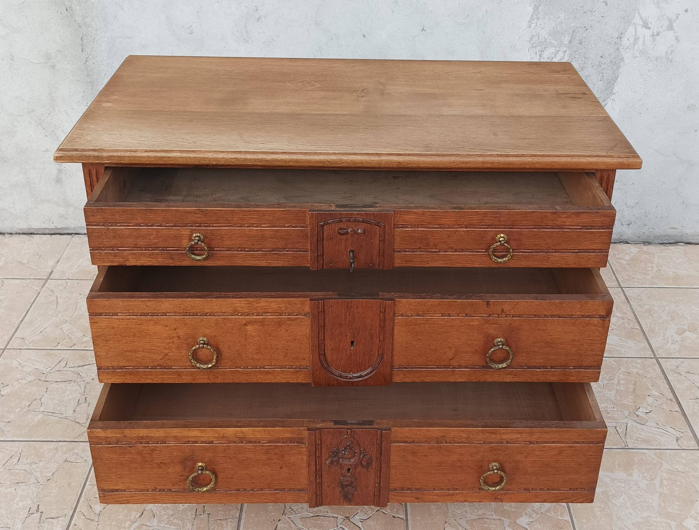 Commode style Louis XVI en chêne