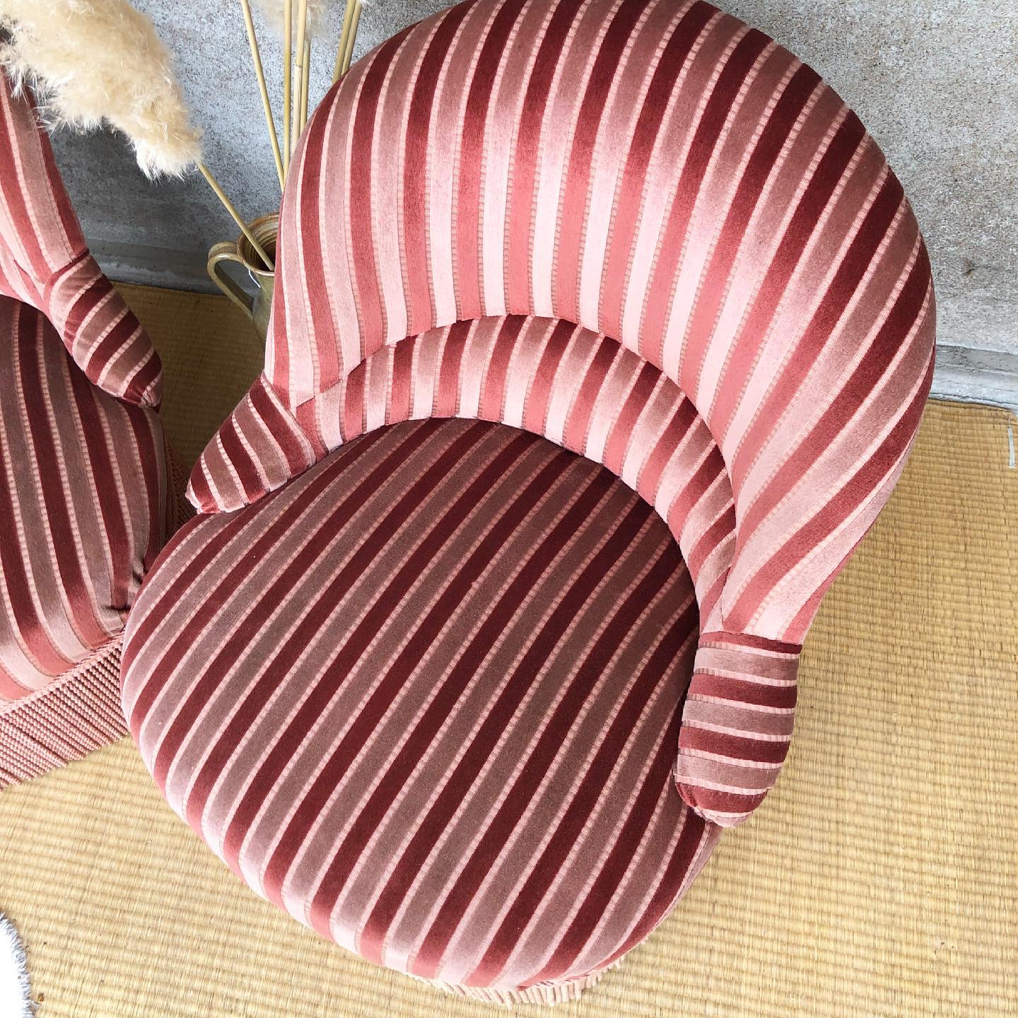 2 pink vintage toad armchairs