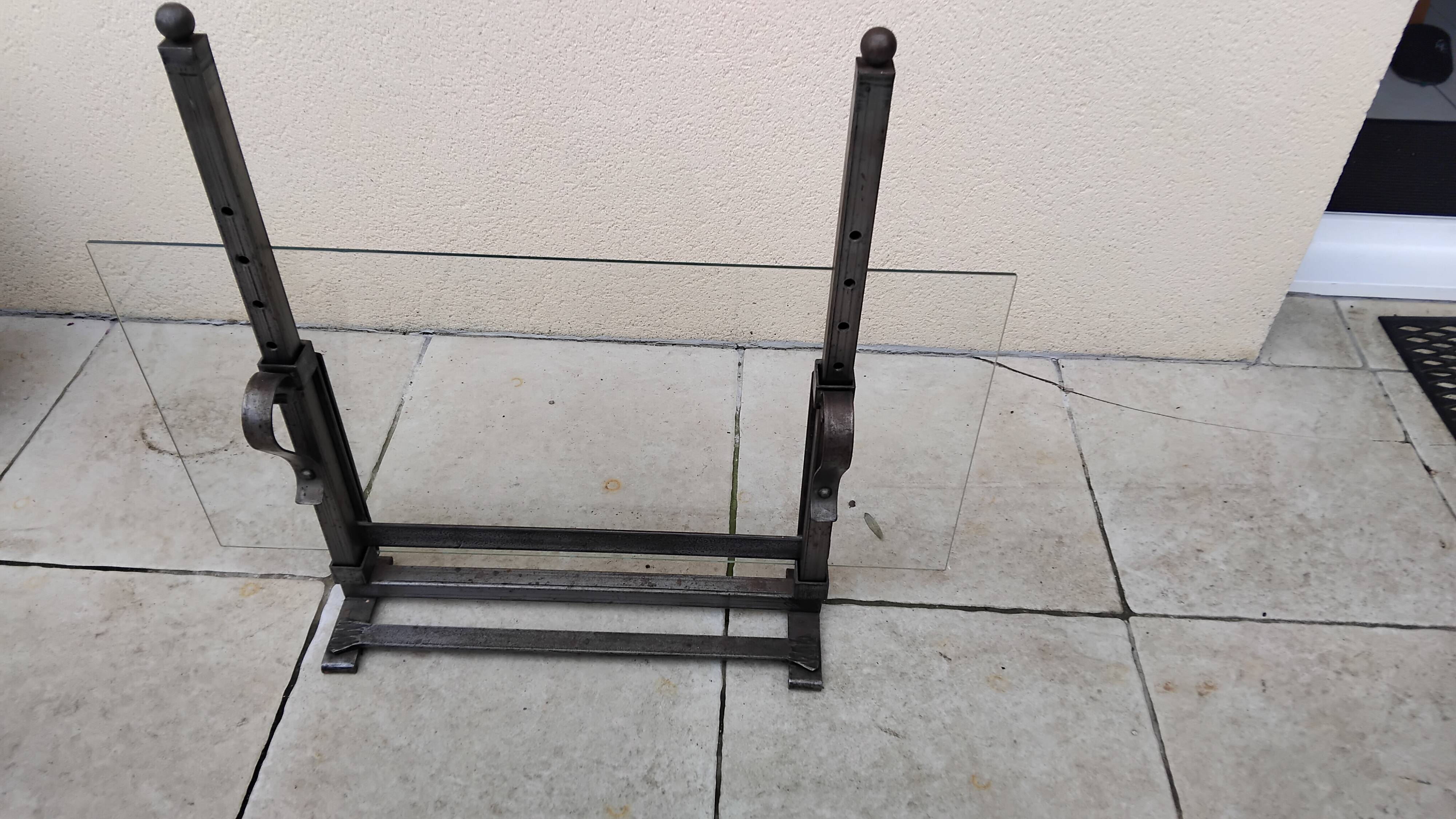Pare feu verre et fer forgé médiéval ancien