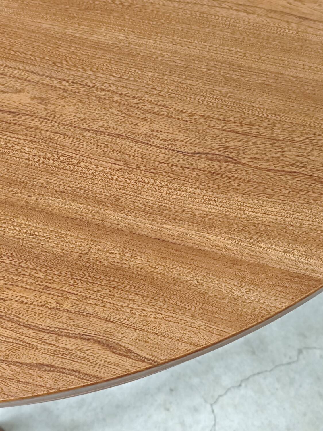 Extendable table with integrated Scandinavian style Self