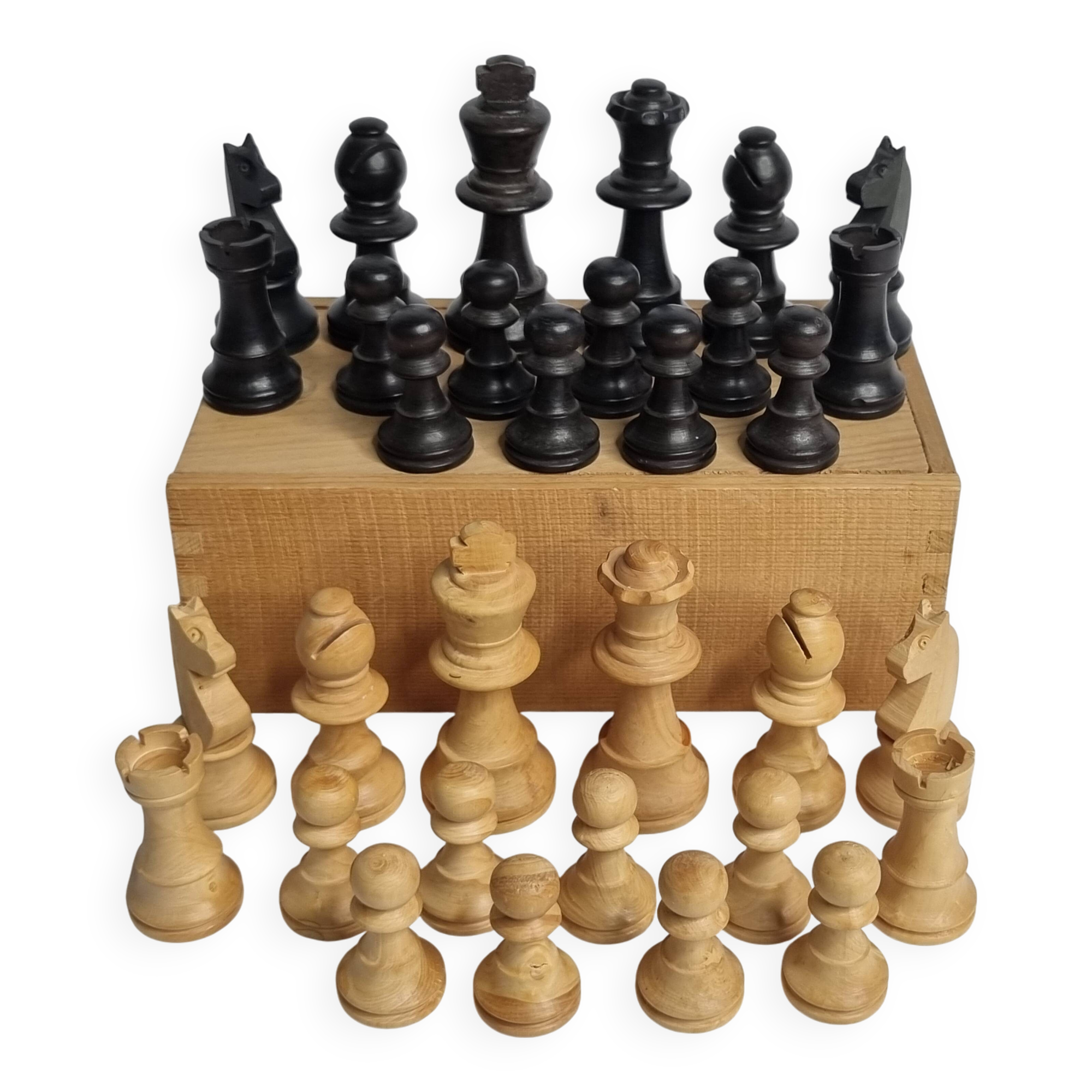 Antique Staunton Design Chess Set - Turned Wood Pieces (King 7cm)