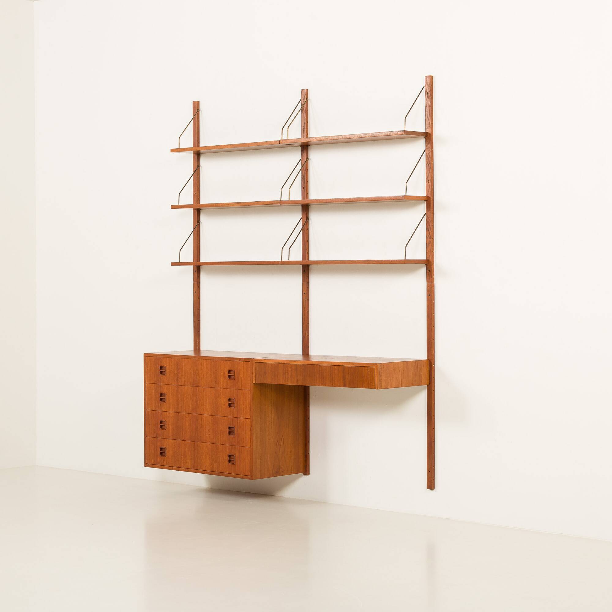 Un ensemble mural en teck scandinave avec un bureau, années 1970.