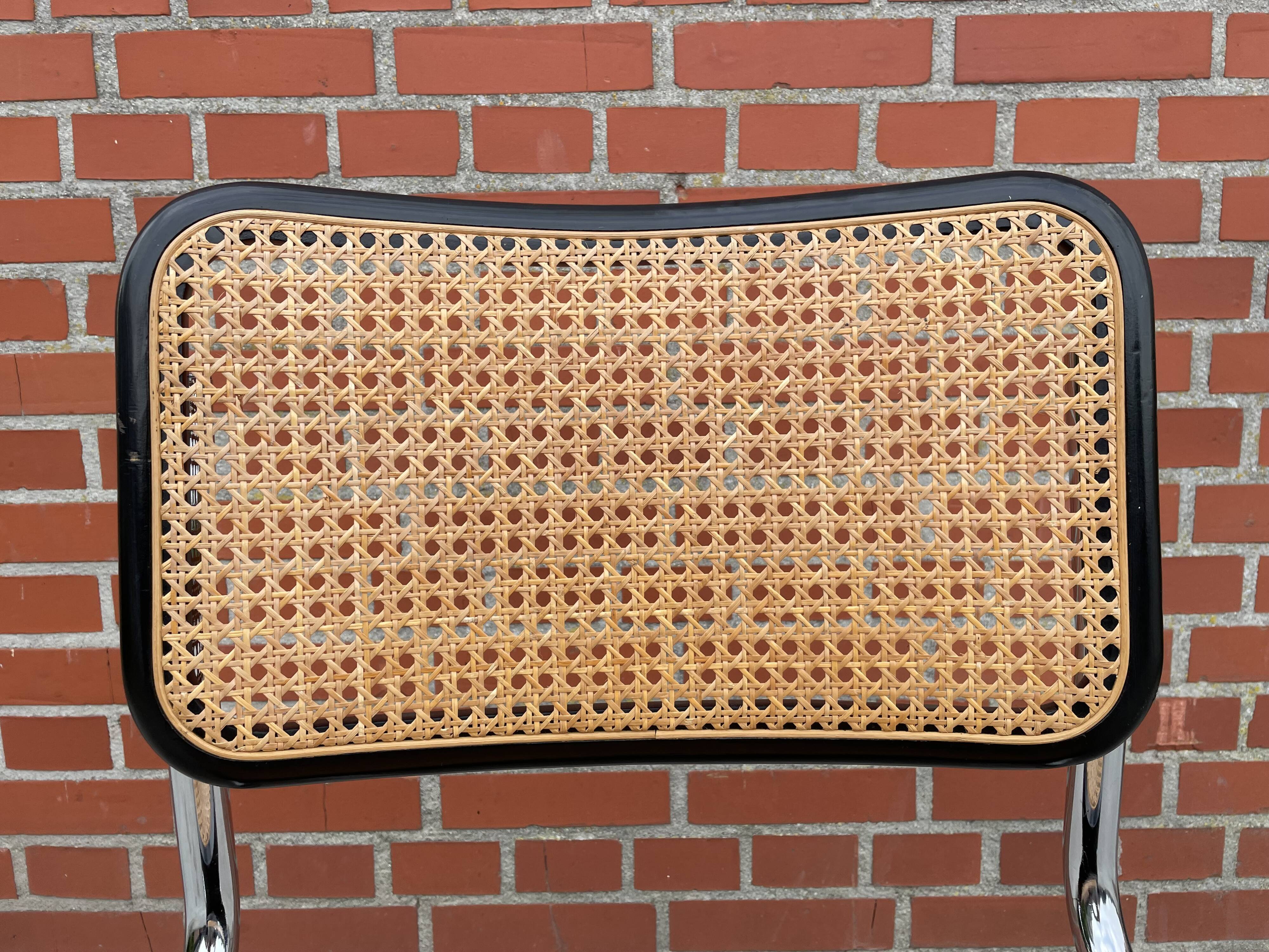 Chaise en chrome et noir