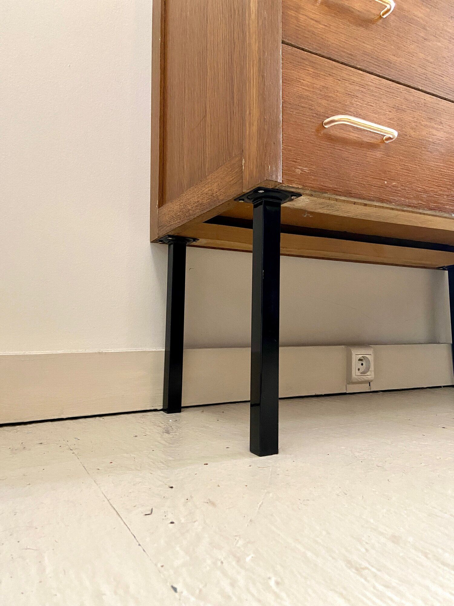 Commode 4 tiroirs en bois et métal noir années 1960