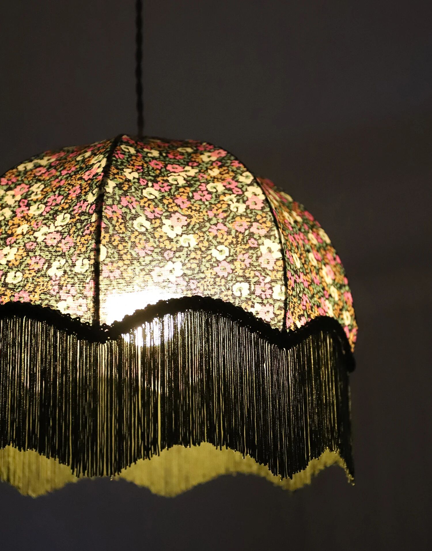 Suspension vintage recyclée à franges — forme dôme et motif fleuri
