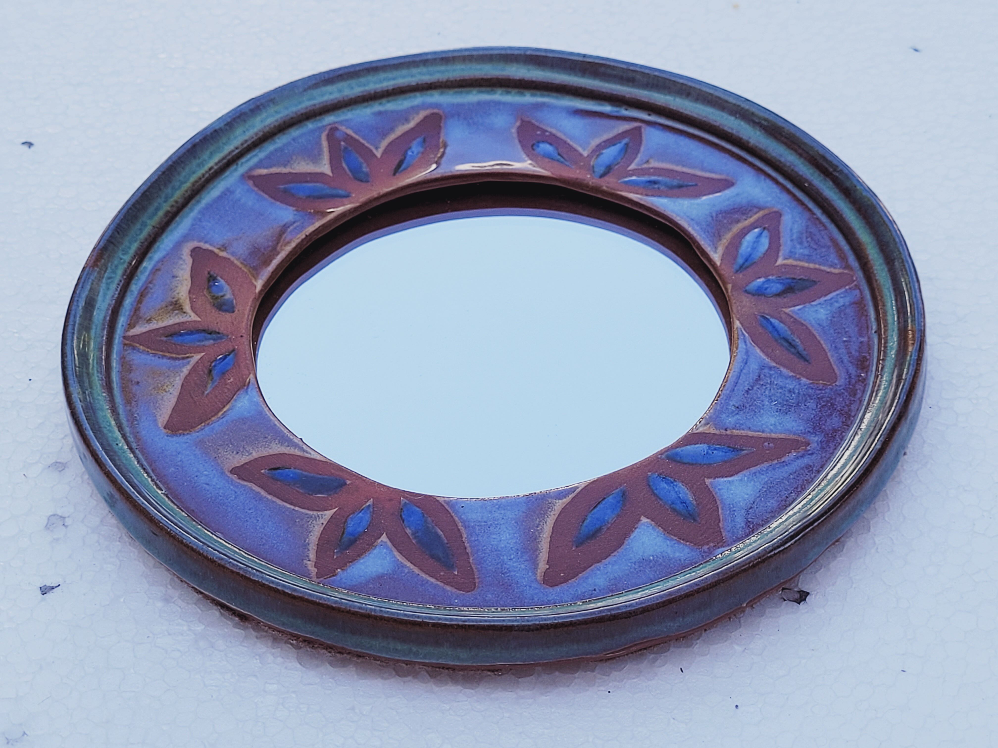 Vintage ceramic mirror dequeker