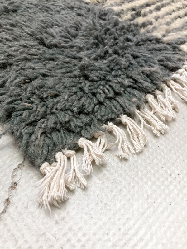Tapis berbère marocain Boujaad écru à motifs gris 236x170cm