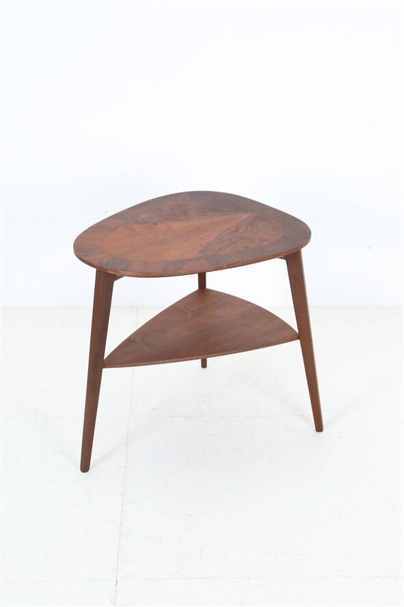 Rare mid-century walnut side table / coffee table with shelf by Jørgen Aakjær Jørgensen for Møbelintarsia / Danish modern design / 1960s