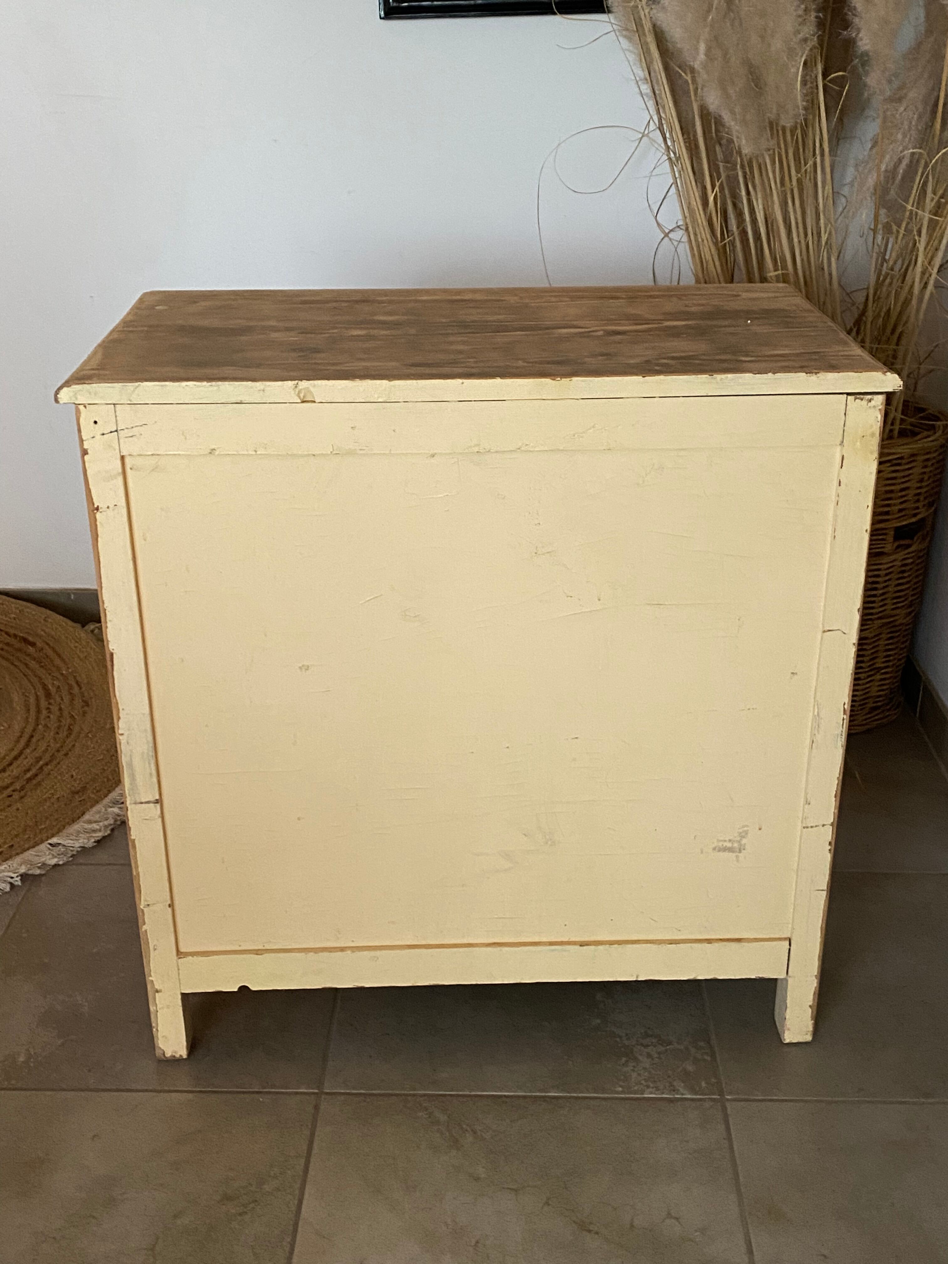 Chest of drawers fir tree