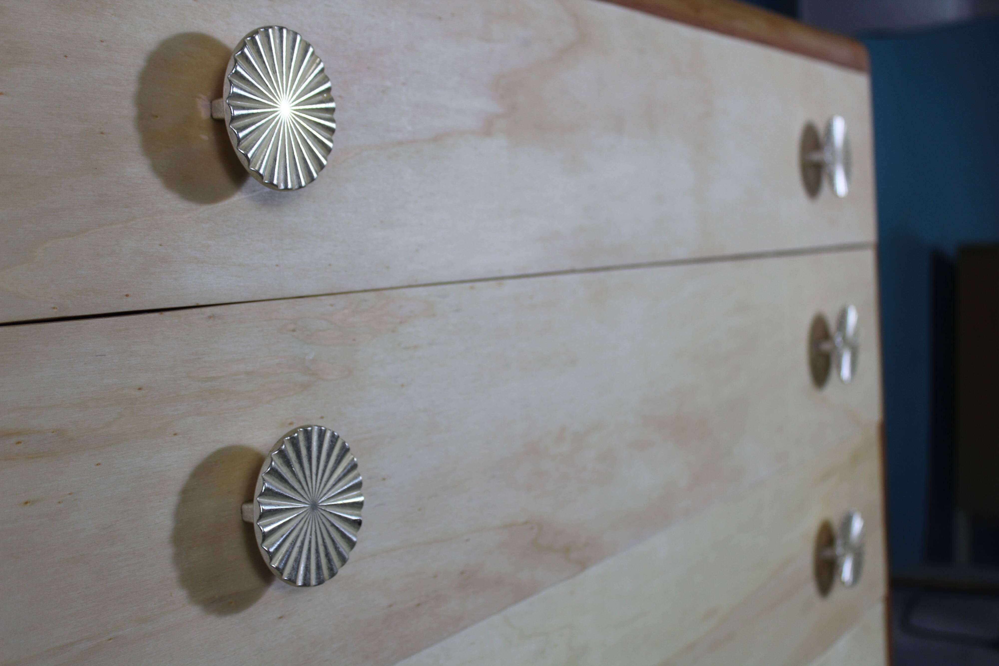 Elegant cassettiera in wood, restored, Italia 1950s, in good conditions