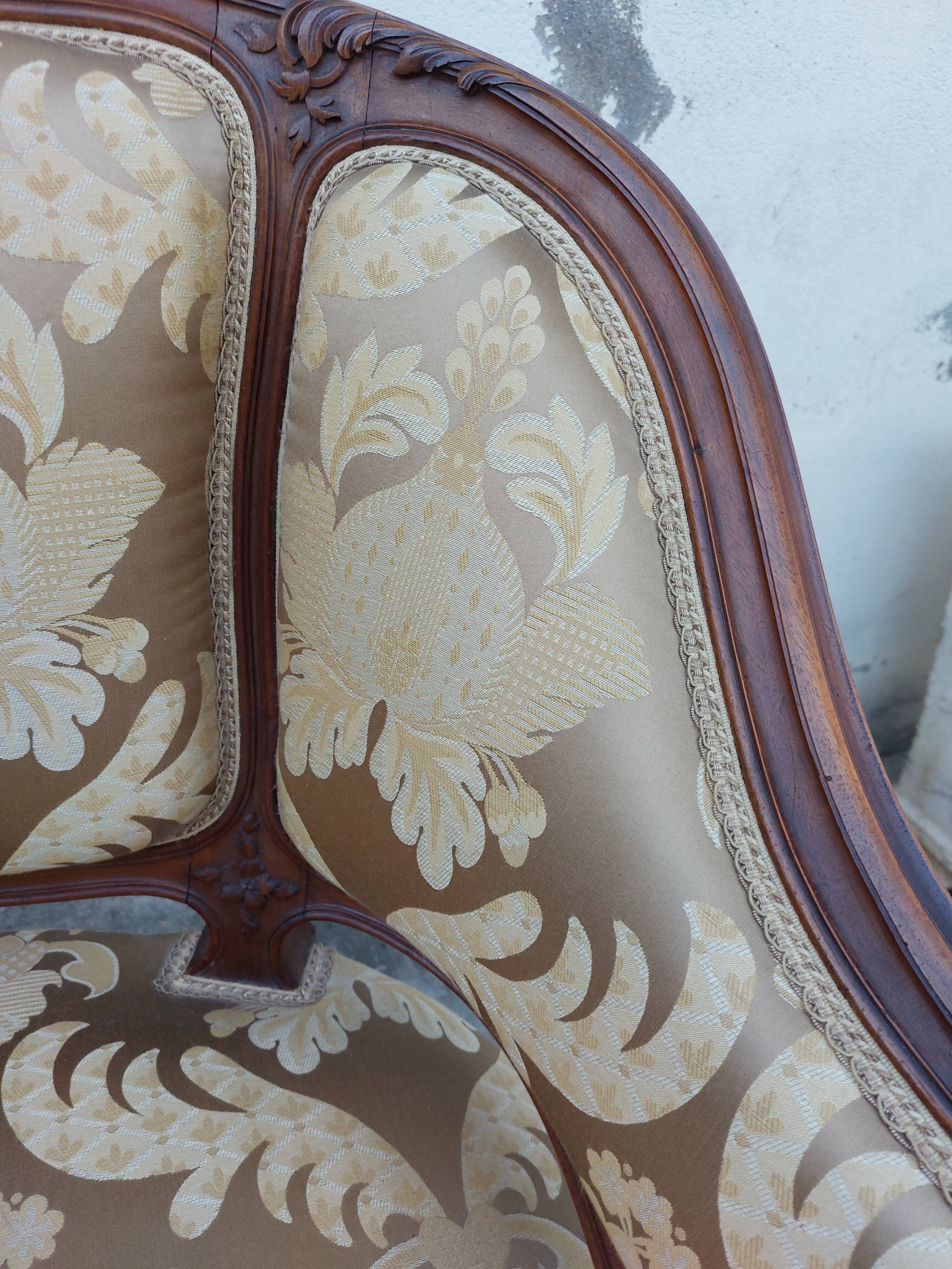 Fauteuil bergère louis XV en Noyer sculpté