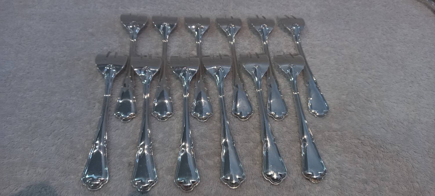 12 silver-plated oyster forks, 13.3cm contours