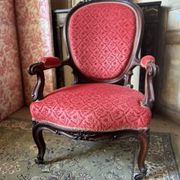 Napoleon III medallion armchair in carved wood and red velvet.