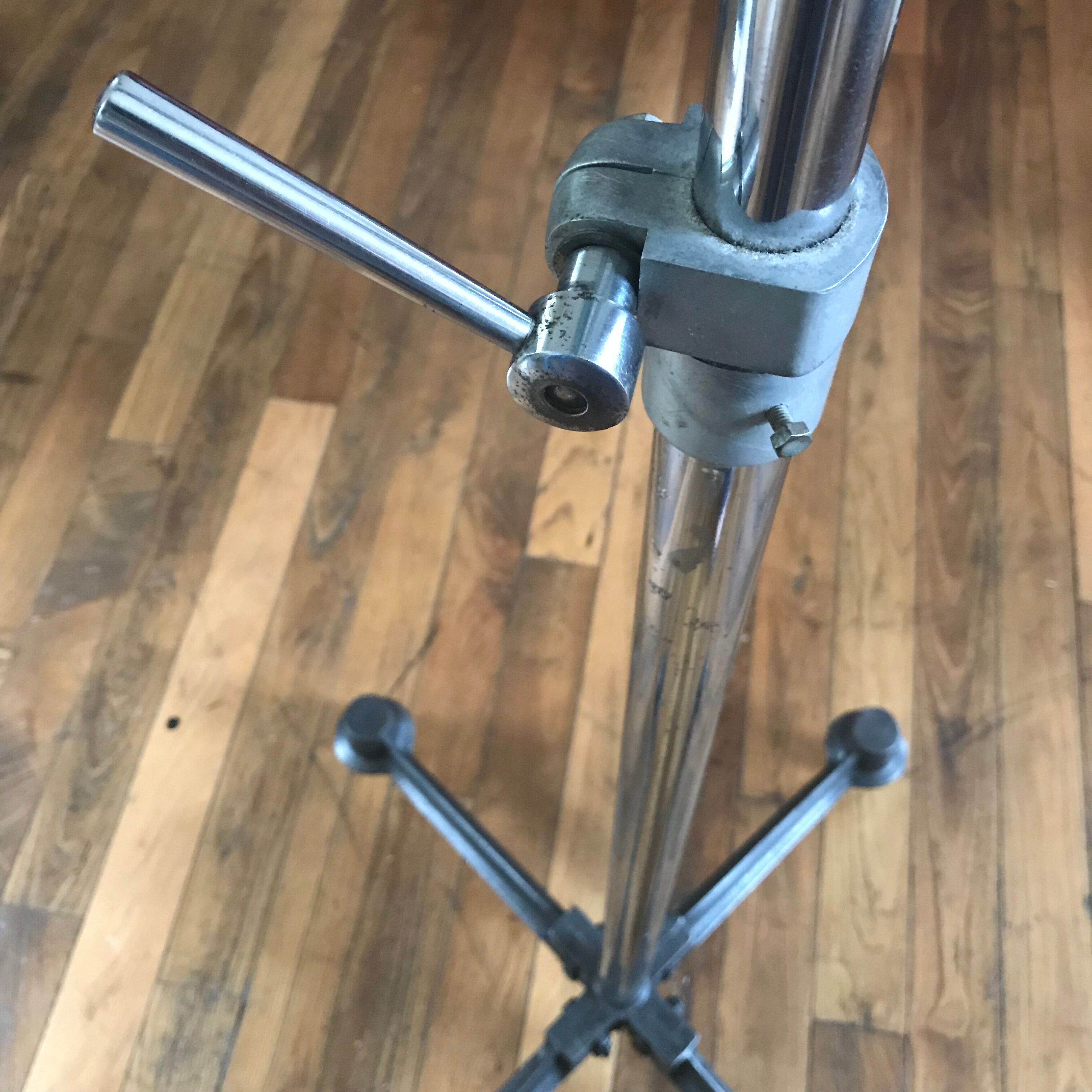 Telescopic lamppost on wheels
