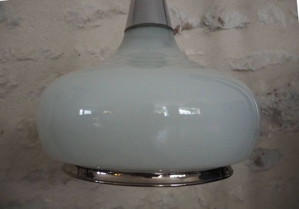 Suspension en opaline blanche – bord argenté des années 1970.