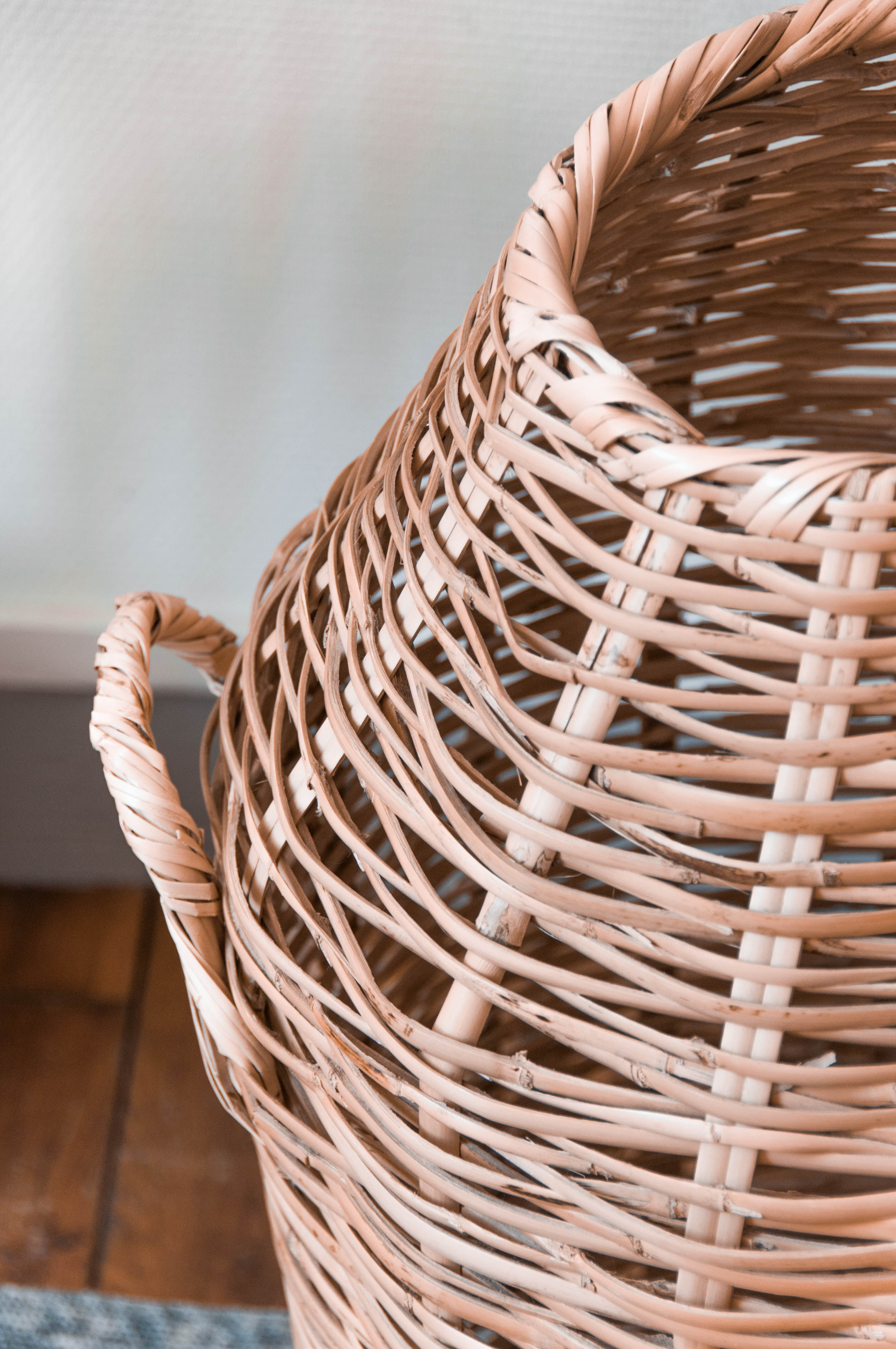 High wicker pan with handles