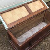Coffre ancien en bois et tapisserie
