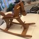 Cheval à bascule en bois