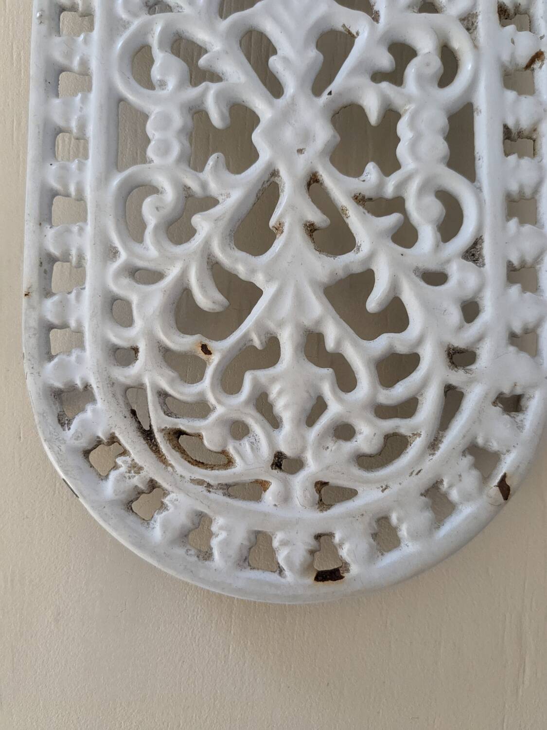 Enamelled cast iron trivet