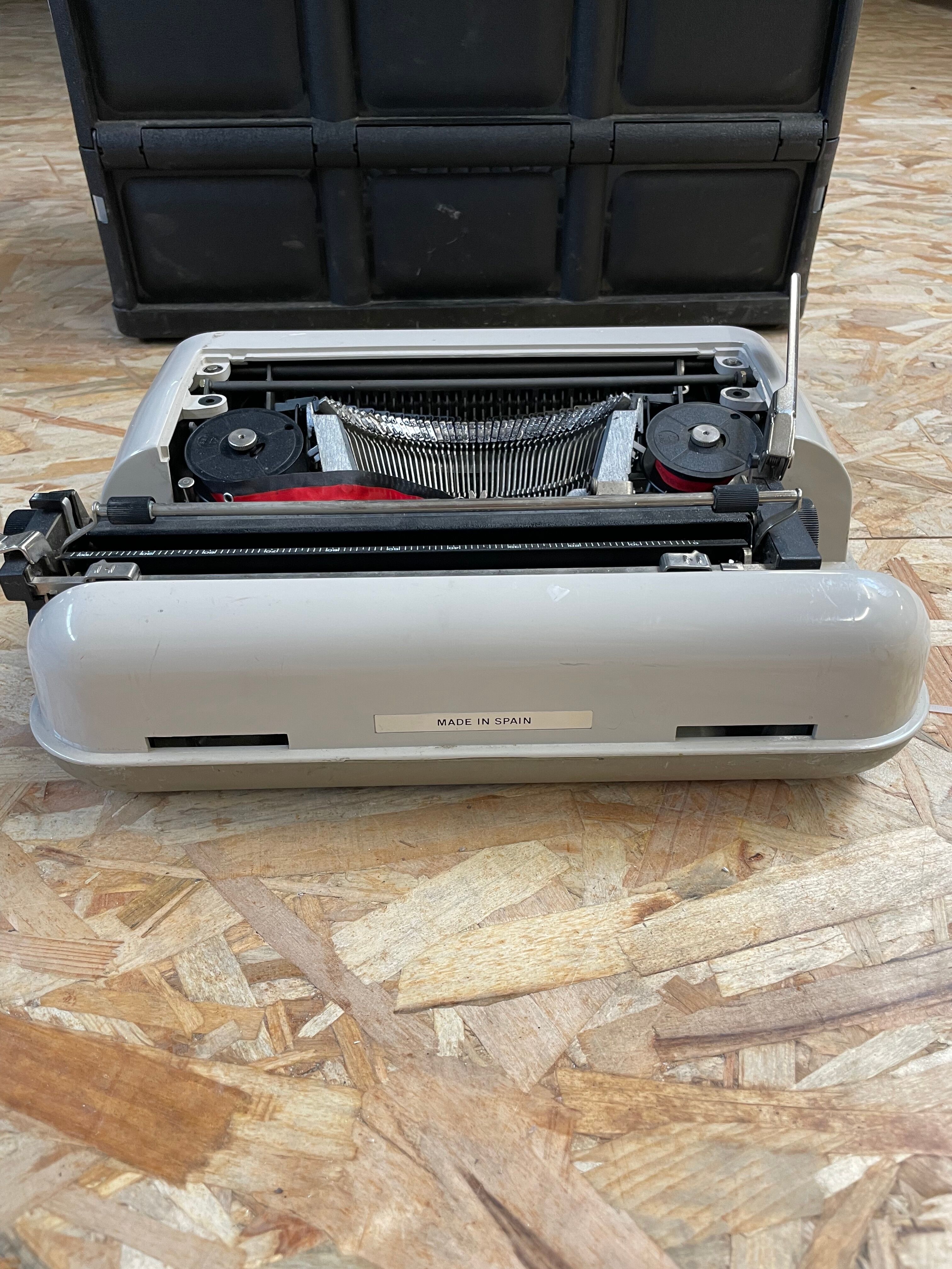 Machine à écrire Underwood 319 fabriqué pour Olivetti.