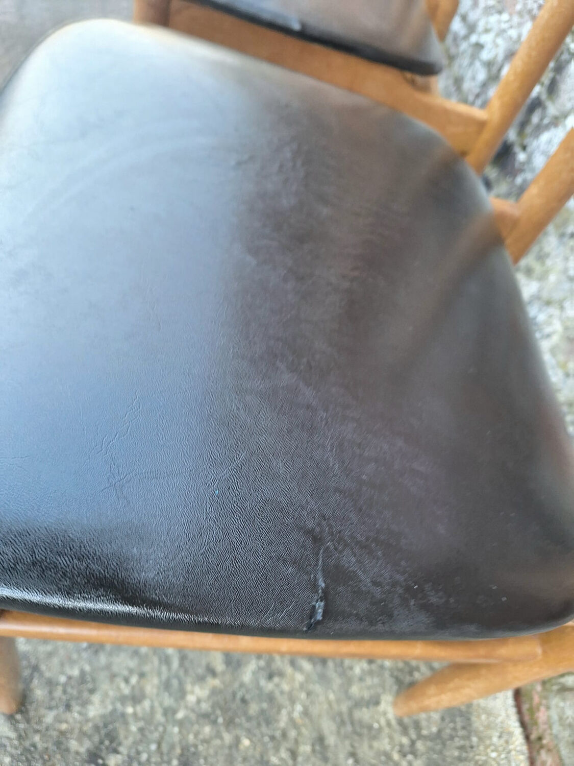 4 chaises en teck et skaï noir, Italie 1960