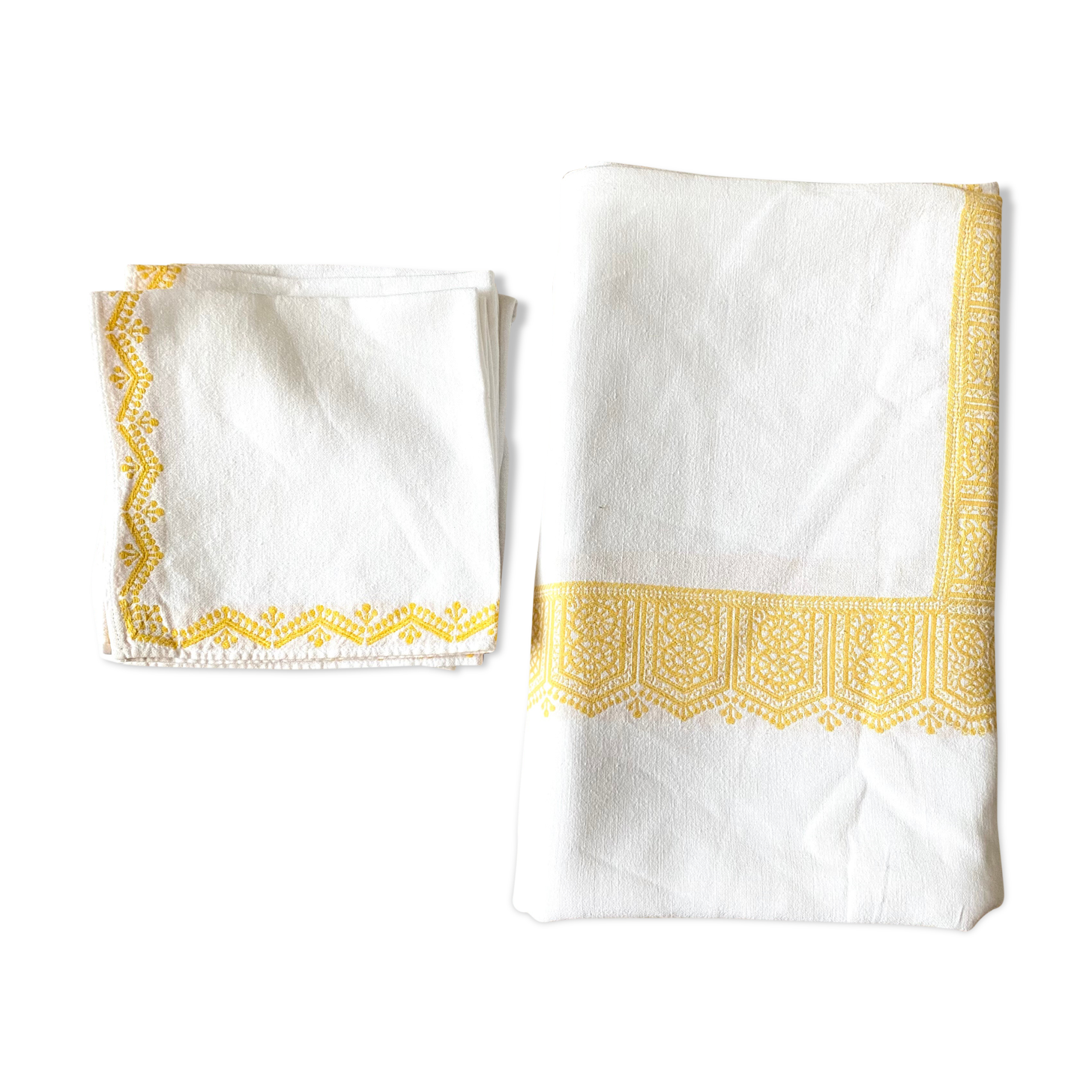 Vintage rectangular tablecloth 145 X 190 and assorted towels