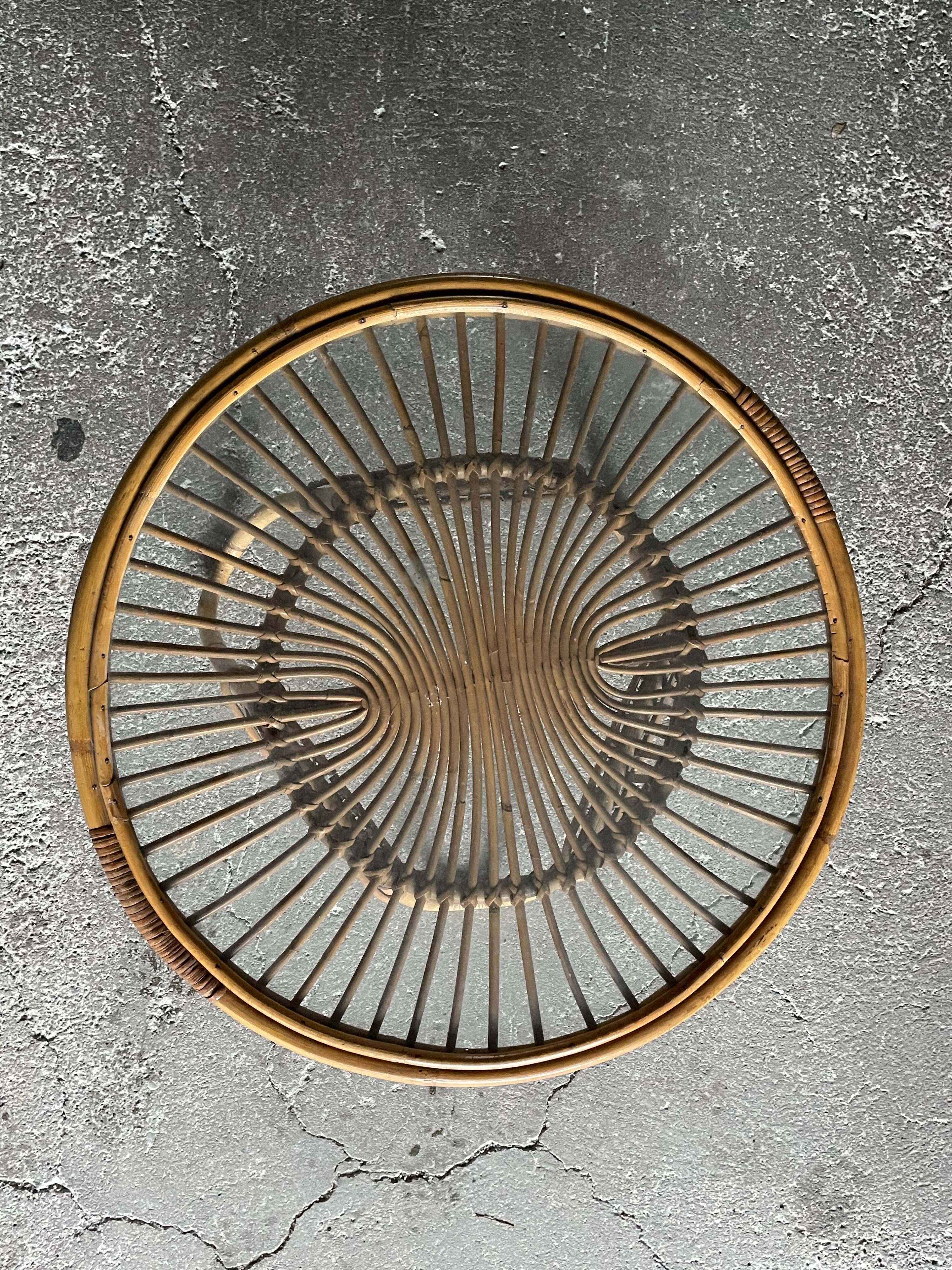 Round coffee table in rattan and glass tray