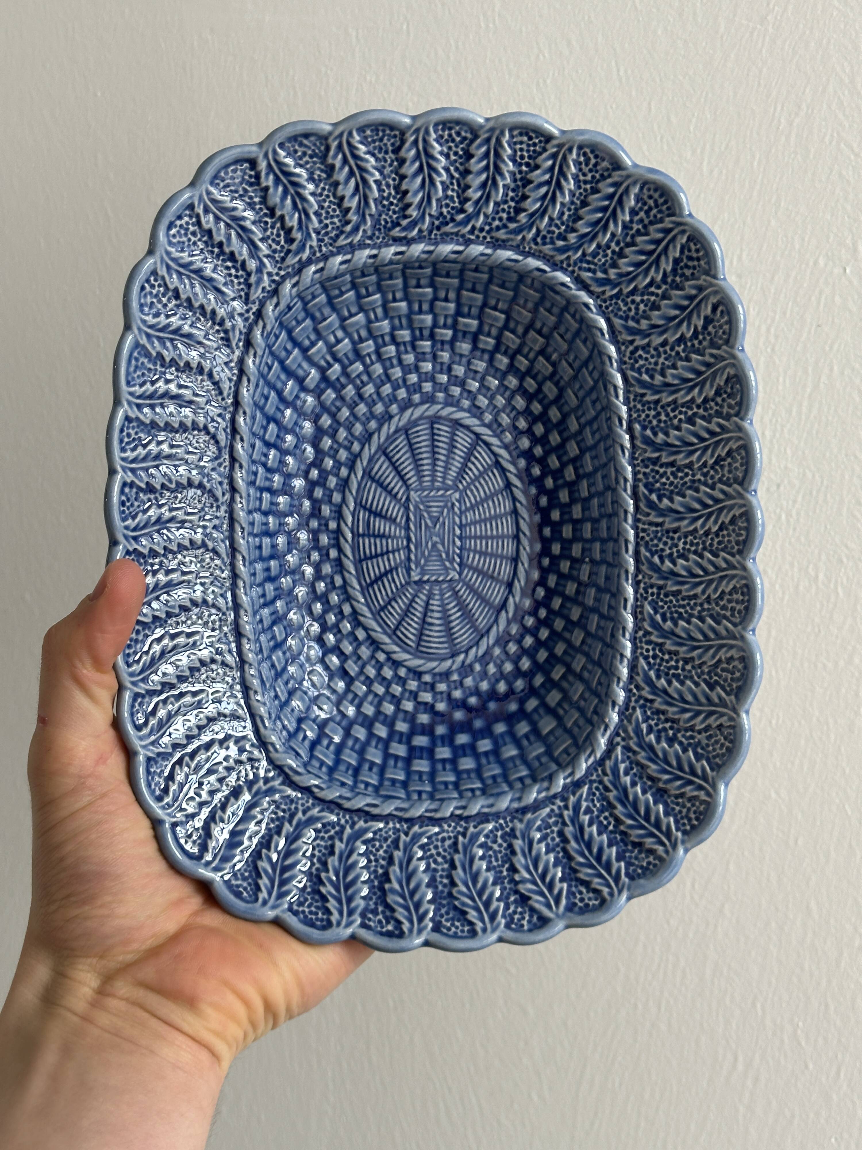 Plat en céramique bleu.