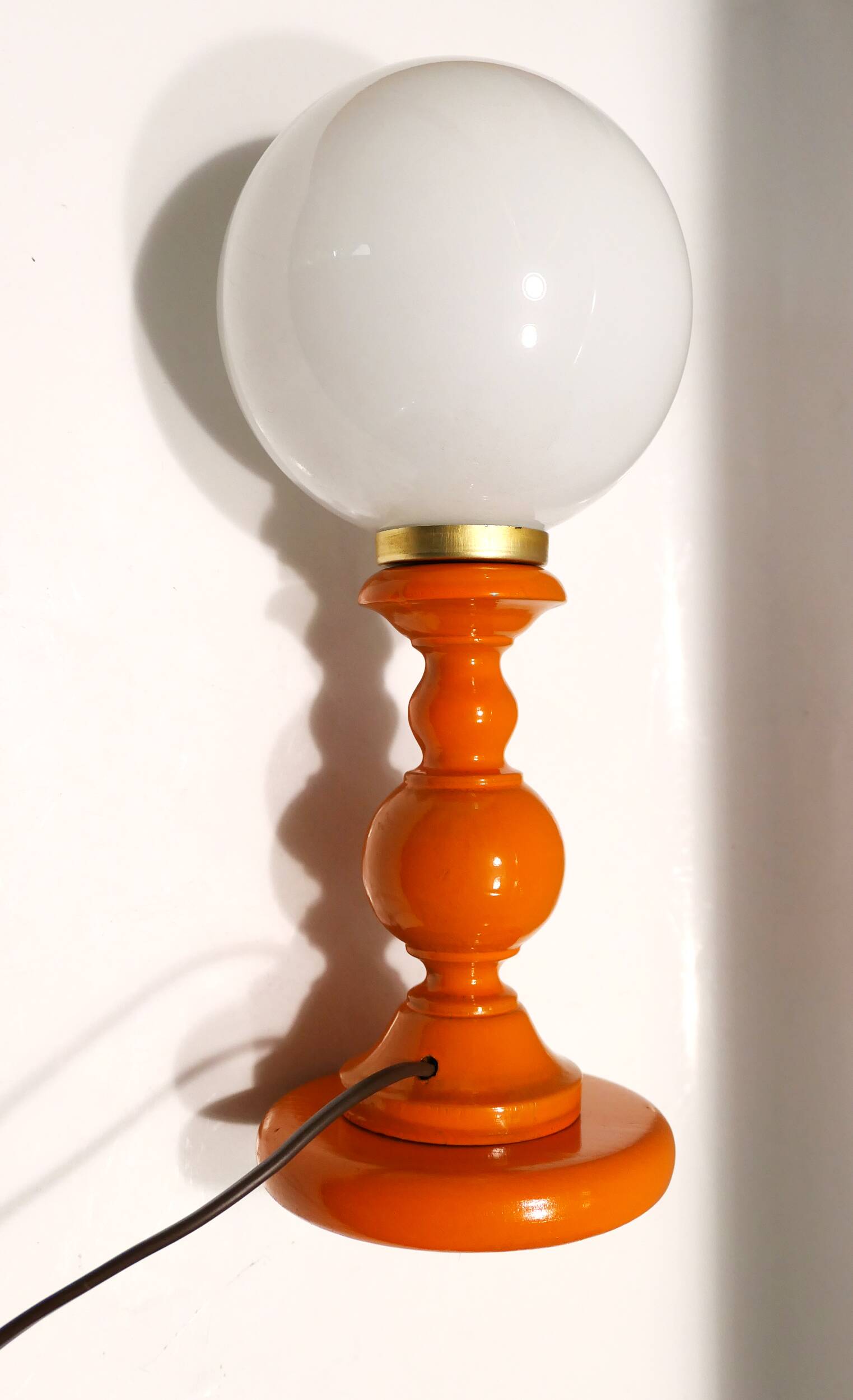 Vintage lamp in orange turned wood and opaline globe