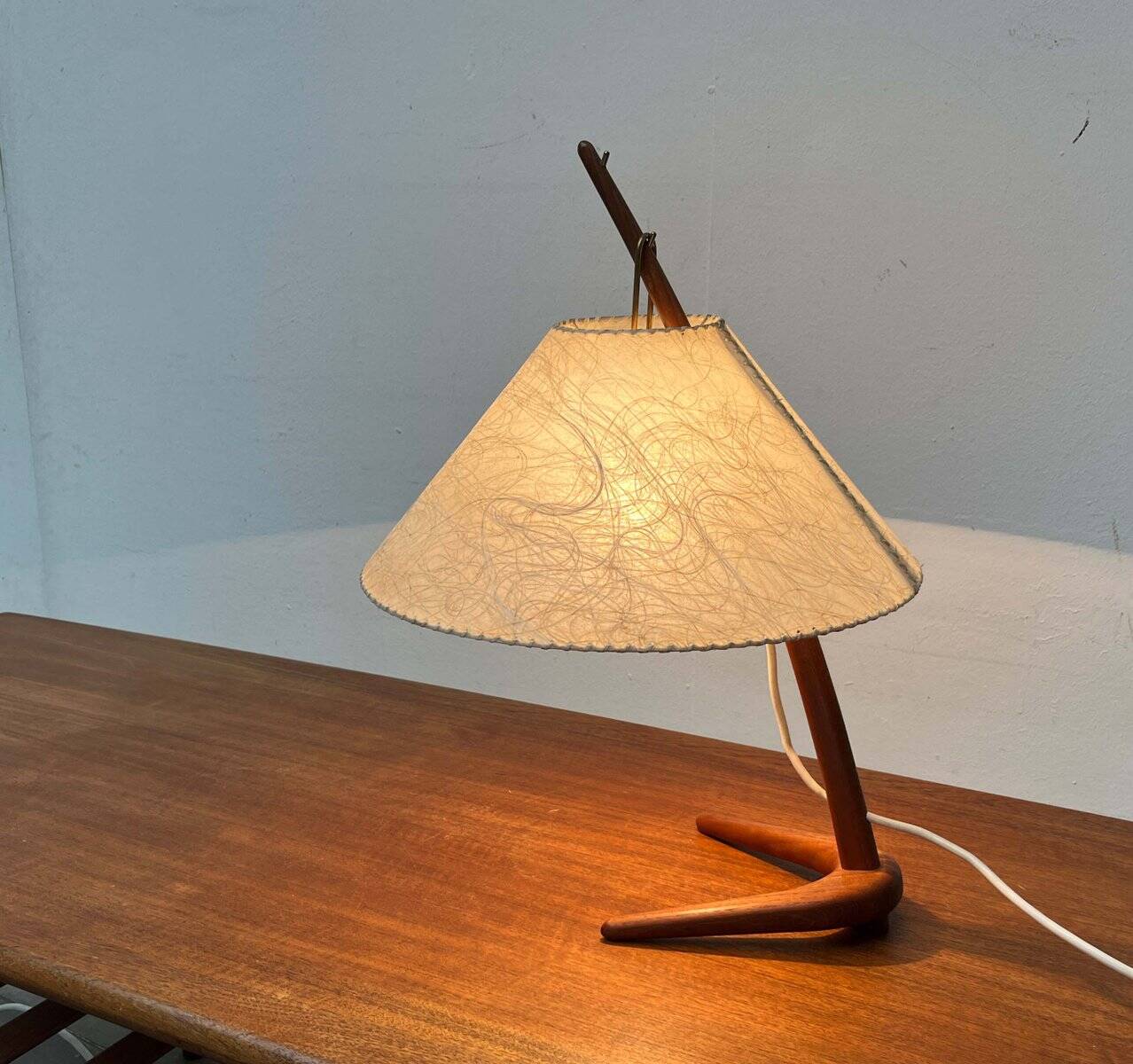 Dornstab table lamp in modern teak from the mid-century by A. Pöll for Kalmar, Vienna, 1950s.